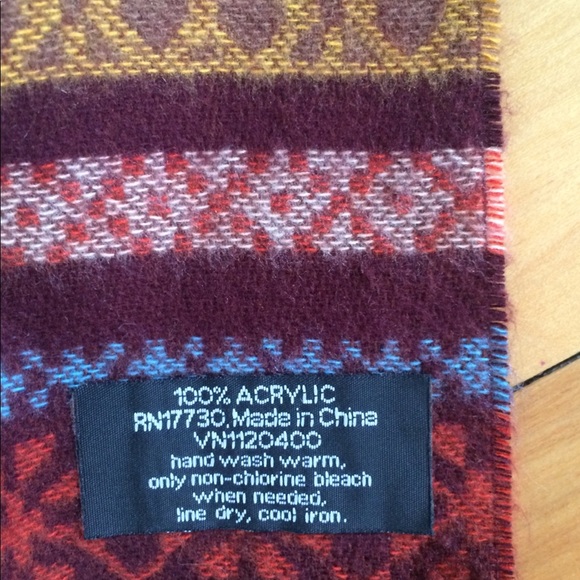 Gorgeous Scarf 🧣 - Picture 3 of 3